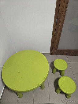 Dětský zelený stůl a 2 zelené stoličky IKEA - 3