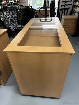 Prodám prodejní stůl dekor DUB - 3