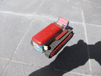 Plechový pásový traktor na plochou baterii. - 3
