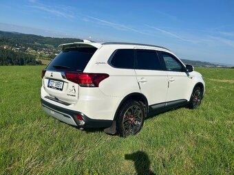 Mitsubishi Outlander III 2,0i 110kW 4x4 r.v.2019 7míst - 3