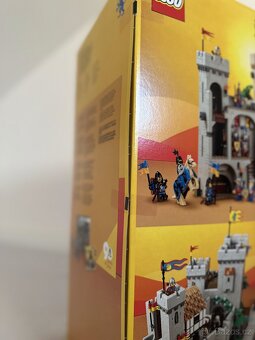 10305 Lego Lion Knights Castle - 3