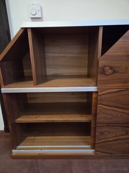 Skříň s posuvem a poličkami OŘECH - 3