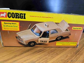 Corgi 411 Mercedes-Benz 240D Taxi - 3