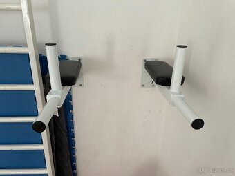 hrazda na posilování břišních svalů. - 3