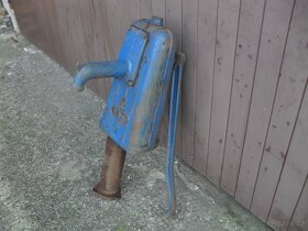 Stará ruční pumpa na studnu - 3