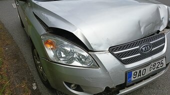 Prodám KIA CEED 1,4 BENZÍN lehce bouraný předek - 3