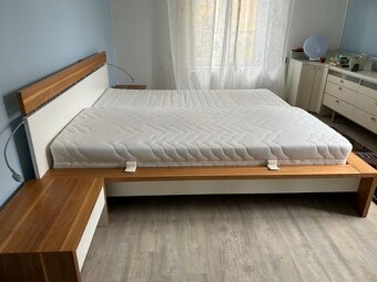 Manželská postel - rošty, matrace a noční stolky - 3