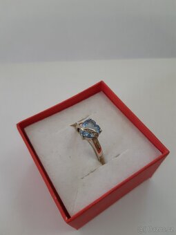 Zlatý prsten z bílého zlata, s modrým kamenem, dvěma zirkony - 3