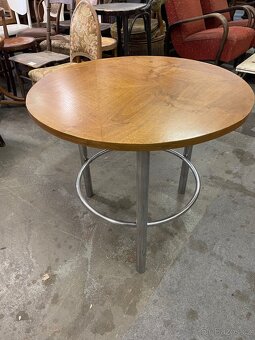 Chromovaný funkcionalistický kulatý konferenční stolek. - 3