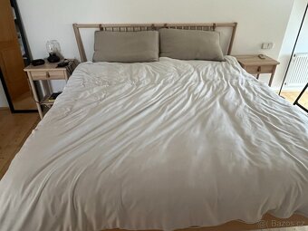 BJÖRKSNÄS postel 180×200 + 2× noční stolek – výborný stav - 3