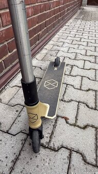 Freestyle koloběžka NATIVE Stem Med - 3