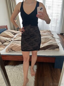 Sexy černé šaty Intimissimi s výstřihem a krajkou - 3