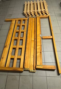 Masivní postel 180×200 cm s roštem – výborný stav - 3