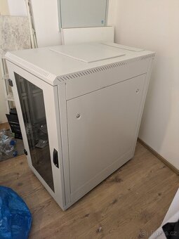 Stojanový 19″ rozvaděč – 24 U - 3
