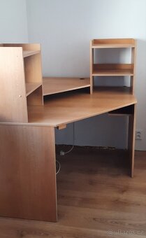 Rohový PC stůl s regály a policemi (vč. dvou zásuvek) - 3