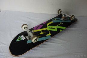 Skateboard + přilba + chrániče - 3