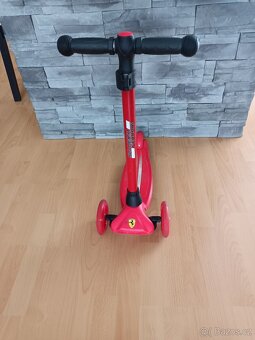 Koloběžka Ferrari se třemi kolečky - 3
