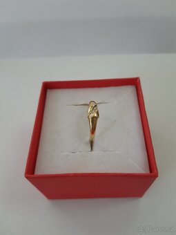 Zlatý prsten se 3 zirkony - 3