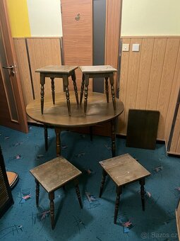 Starý nábytek-stěna, stůl+židle - 3