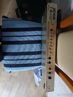 Efekt Roland Boss GT.6 zlatý - 3