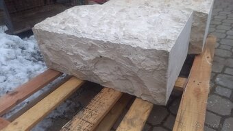 kamenný podstavec - 3