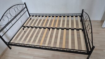 Kovová postel 140x200 včetně roštů a matrace - 3