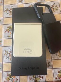 Samsung Galaxy Z Flip3 - 3