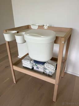 Přebalovací pult + úložné koše - 3