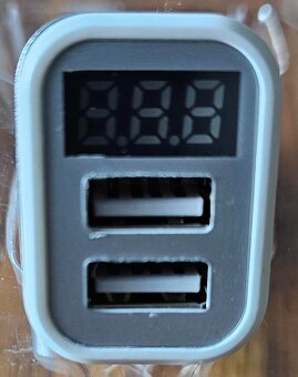 Nová Hoco Z3 nabíječka do auta 2x USB / 3,1A / LCD bílá - 3