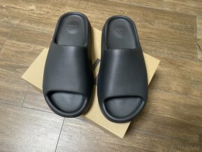 yeezy slides onyx NOVÉ nepoužité velikost US 10; EU 44 - 3