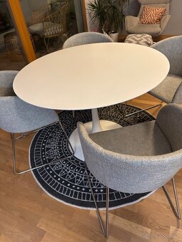 Kulaty jidelni stul bily a 4 kresilka - 3