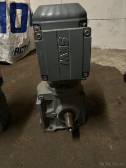 2x elektromotory s převodovkou S.E.W. - 3