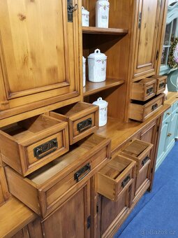 Masivní venkovská skříň. - 3