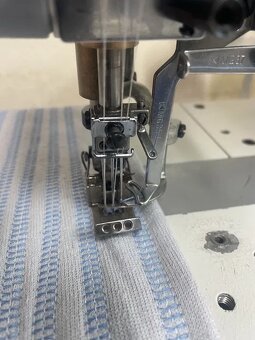 Průmyslový coverlock Siruba F007j - 3