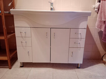zachovalý bidet, umyvadlová skříňka, vana, záchod - 3