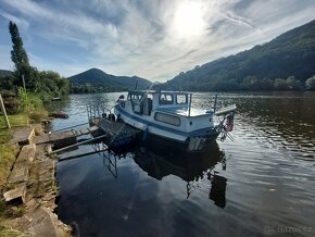 KAJUTOVÁ MOTOROVÁ LOĎ CRUISER VČETNĚ KOTVIŠTĚ V SEBUZÍNĚ. - 3