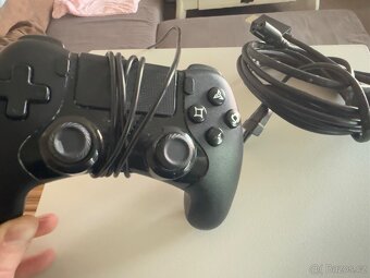PlayStation 4 1TB + ovladač yenkee univerzál - 3
