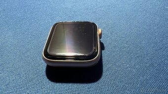 Apple Watch SE 2020 - růžová barva velikost 44mm - 3
