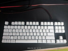 Herní klávesnice s bílými keycapsy - 3
