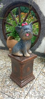 Zahradní dekorace-Soška jorkšír s červenou mašlí - 3
