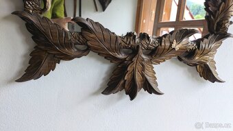 Zrcadlo s krásným vyřezávaným rámem - 3