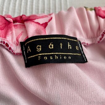 Krásné růžové krátké dámské šaty bez ramínek s květinami - 3