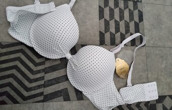 Nová bílá podprsenka s černým puntíkem vel. 85C - 3
