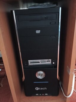 Počítač ze stolem a z monitorem - 3