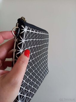 Černá kabelka psaníčko s geometrickým motivem - 3