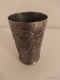 Starožitný cínový pohárek s loveckým motivem - 3