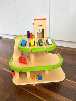 Dřevěná třípatrová garáž WOODY + autíčka, postavičky, značky - 3