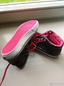 Kožené tenisky Vans s malými srdíčky velikosti 36,5 - 3