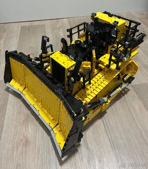 Lego TECHNIC 42131 Buldozer Cat D11T DÁLKOVÉ OVLÁDÁNÍ - 3