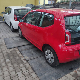 VW UP červený a bílý - 3